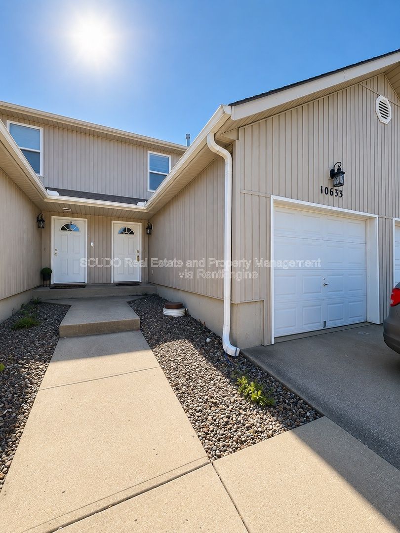 Charming Bright Townhouse — 10633 N Locust Ct, Kansas City property image