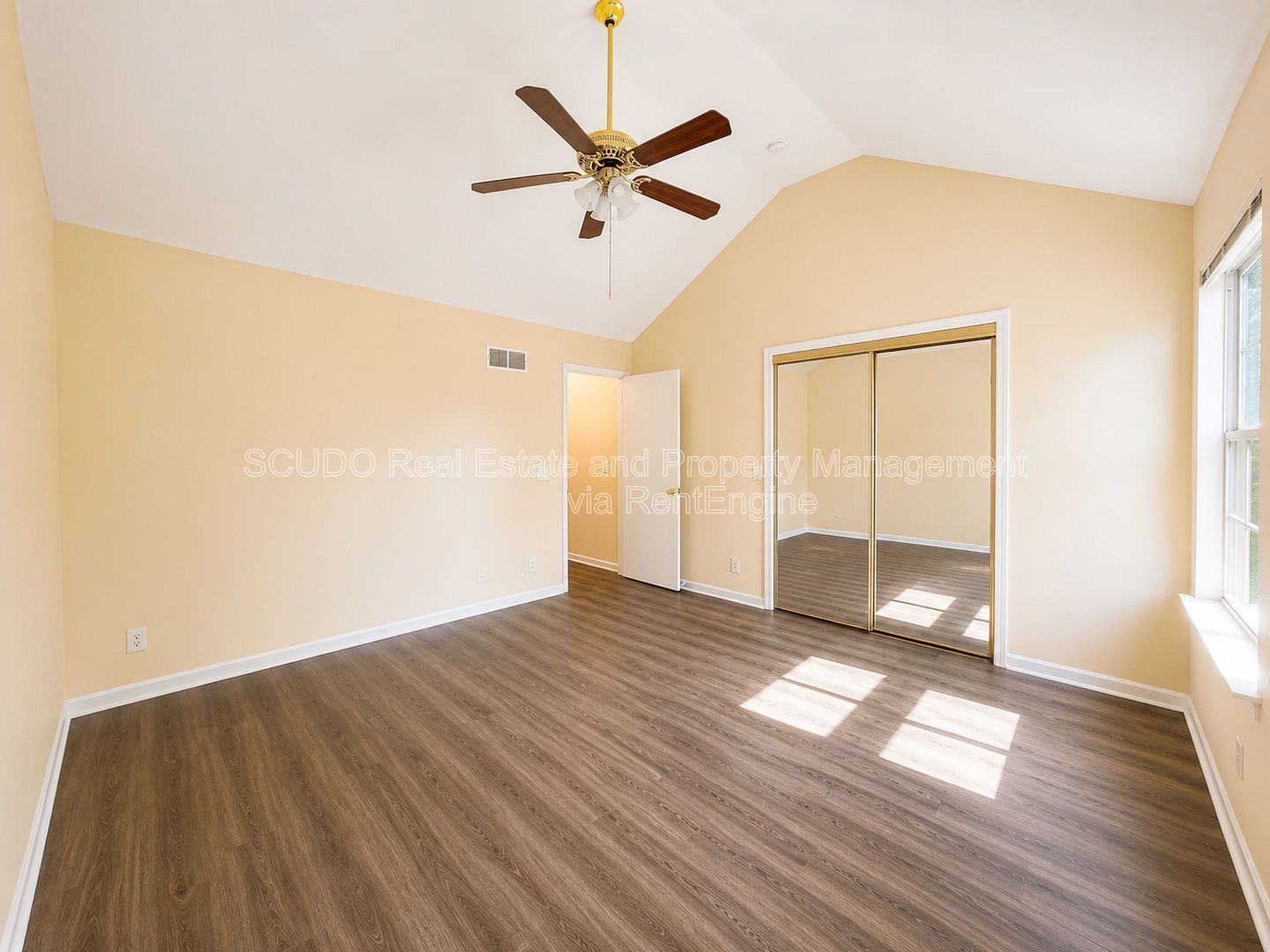 Charming Bright Townhouse — 10633 N Locust Ct, Kansas City property image