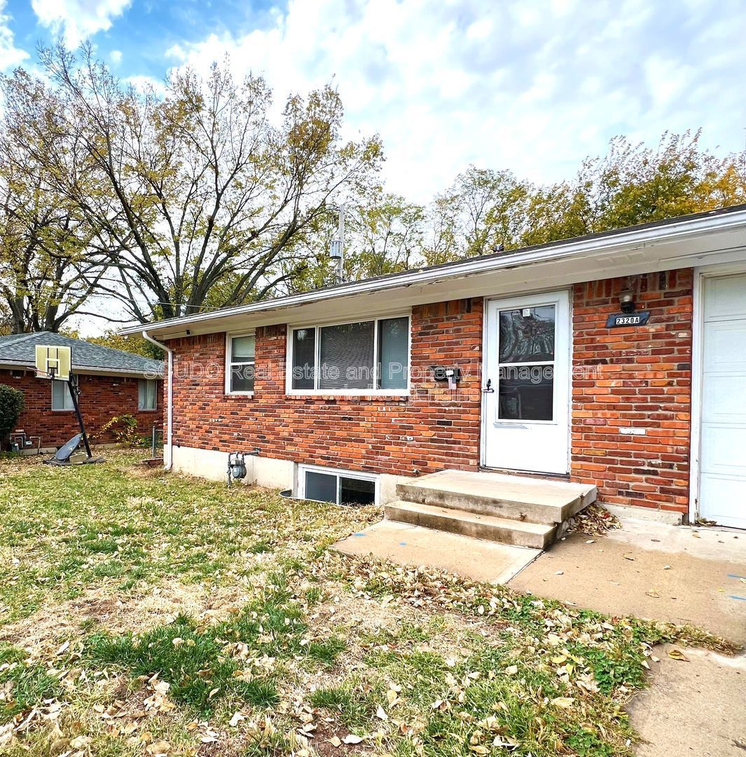 Bright & Cozy 2-Bedroom Home with Large Backyard & Attached Garage! property image