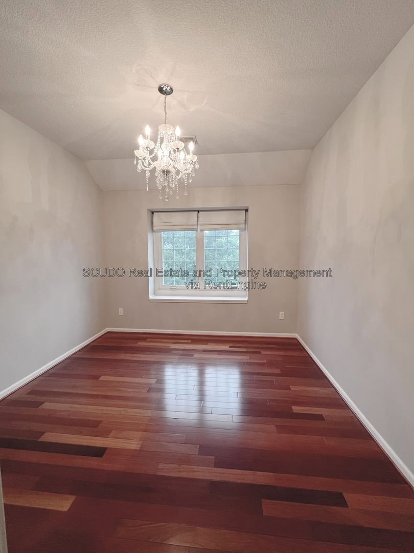 Charming 3-Bedroom Home with Spacious Backyard in Overland Park property image